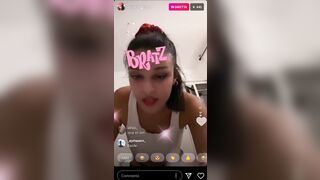 Asia Camerano esce le tette durante la diretta su instagram
