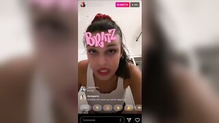 Asia Camerano esce le tette durante la diretta su instagram
