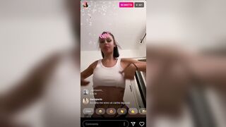 Asia Camerano esce le tette durante la diretta su instagram