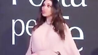 Belen con le sue tettone in mostra