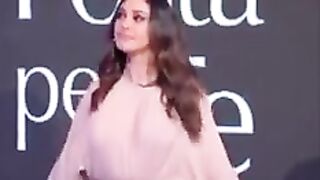 Belen con le sue tettone in mostra