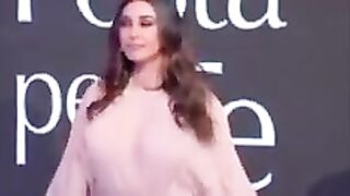 Belen con le sue tettone in mostra