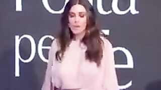 Belen con le sue tettone in mostra