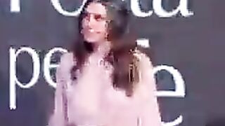 Belen con le sue tettone in mostra