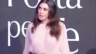 Belen con le sue tettone in mostra