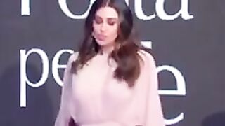 Belen con le sue tettone in mostra