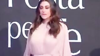 Belen con le sue tettone in mostra