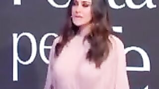 Belen con le sue tettone in mostra