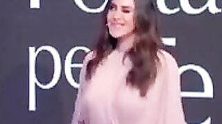 Belen con le sue tettone in mostra