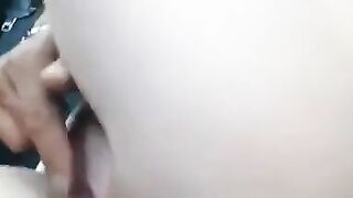 Italiana scopata in culo sui sedili dell'auto