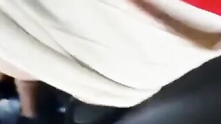 Italiana scopata in culo sui sedili dell'auto