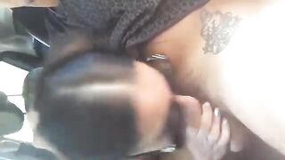 Fermi in un parcheggio lei me lo succhia