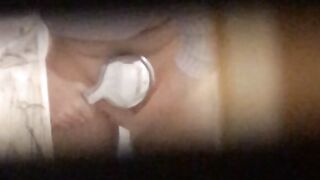 Spia la sorella che si fa il lavaggio della fica