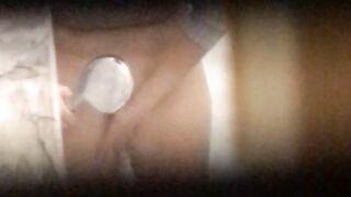 Spia la sorella che si fa il lavaggio della fica