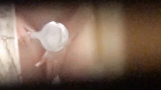 Spia la sorella che si fa il lavaggio della fica