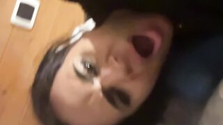 Zoccola si tocca la passera