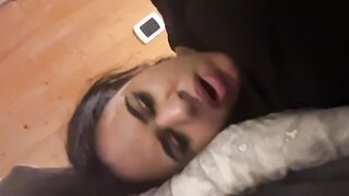 Zoccola si tocca la passera