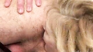 la mia compagna mi lecca il culo