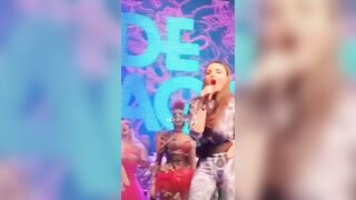 Arisa canta Agua De Coco e si tocca le tette enormi