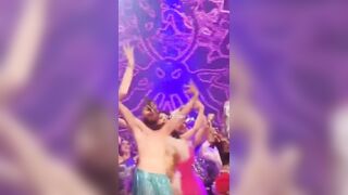 Arisa canta Agua De Coco e si tocca le tette enormi