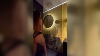 Anteprima del video: Francesca P. fa la doccia in lingerie mentre il porco la filma