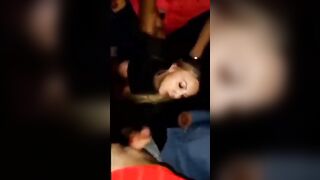 Cubista succhia 3 cazzi dopo la discoteca