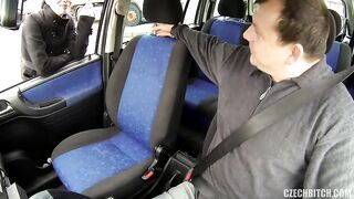 Il puttaniere scopa senza condom una troietta che chiama il suo pappone !