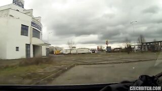 Il puttaniere scopa senza condom una troietta che chiama il suo pappone !