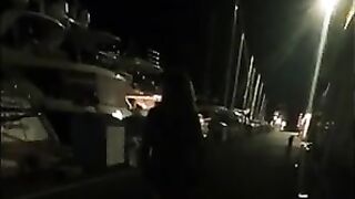 Moglie troia cammina seminuda di notte