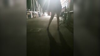 Moglie troia cammina seminuda di notte