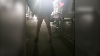 Moglie troia cammina seminuda di notte