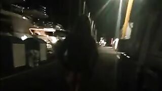 Moglie troia cammina seminuda di notte