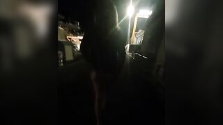 Moglie troia cammina seminuda di notte