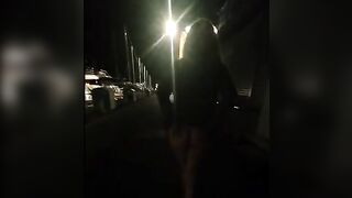 Moglie troia cammina seminuda di notte