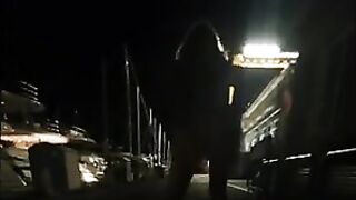 Moglie troia cammina seminuda di notte