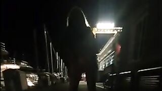 Moglie troia cammina seminuda di notte