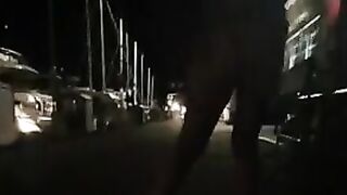 Moglie troia cammina seminuda di notte