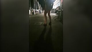 Moglie troia cammina seminuda di notte