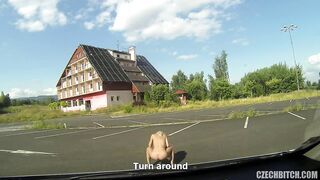 Il puttaniere cattura una giovane viziosa e economica troietta !