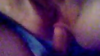 Eva si masturba con il cazzo in culo