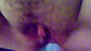 Eva si masturba con il cazzo in culo