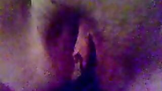 Eva si masturba con il cazzo in culo