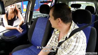 Il puttaniere cattura una giovane troietta e la scopa senza condom