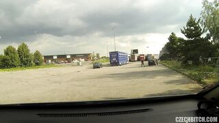 Il puttaniere cattura una giovane troietta e la scopa senza condom