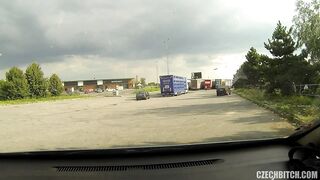 Il puttaniere cattura una giovane troietta e la scopa senza condom