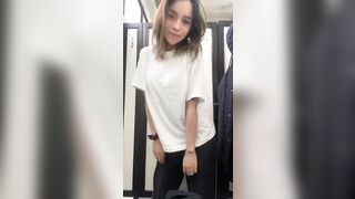 Anteprima del video: Teen troia fa la prova costume al negozio di intimo