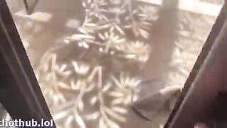 Tami Tsunami scopata dal ragazzo mentre prende il sole in giardino