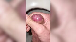 Mega sborrata nel cesso