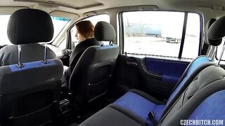 Il puttaniere cattura una giovane mammina che batte !