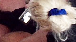 Anette fa un pompino a colazione con l'aiuto della sua amica